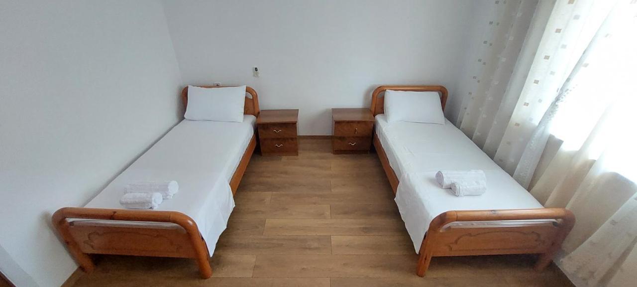 Wild River Guesthouse Përmet エクステリア 写真